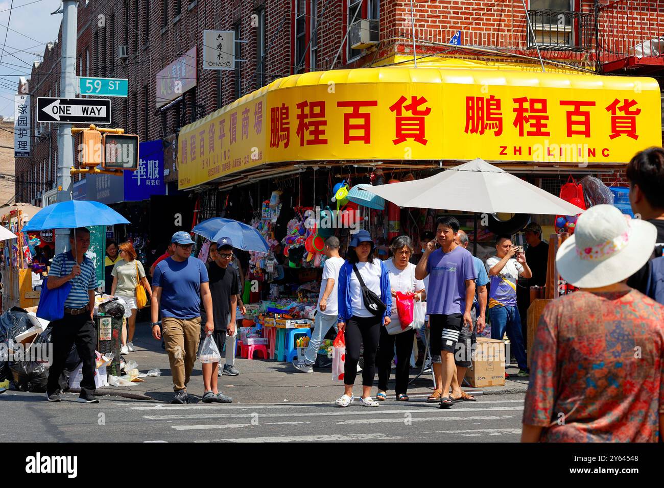 Persone ad un incrocio alla 8th Avenue, Brooklyn Chinatown, New York City. 紐約 八大道 Foto Stock