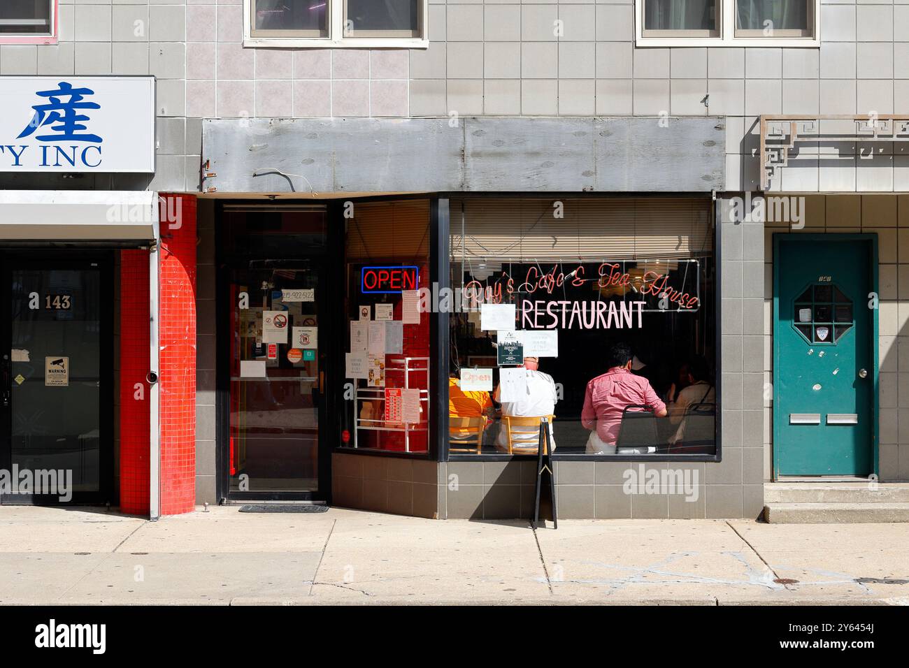 Ray's Cafe & Tea House, 141 N 9th St, Philadelphia, Pennsylvania. Il ripiano esterno di un caffè e una casa da tè che serve caffè al sifone a Chinatown. raggi Foto Stock
