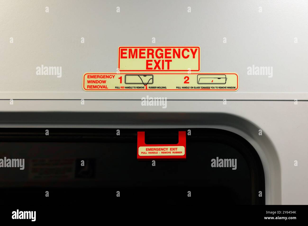 Segnaletica e istruzioni per un'uscita di emergenza attraverso il finestrino di un vagone ferroviario passeggeri americano. Foto Stock