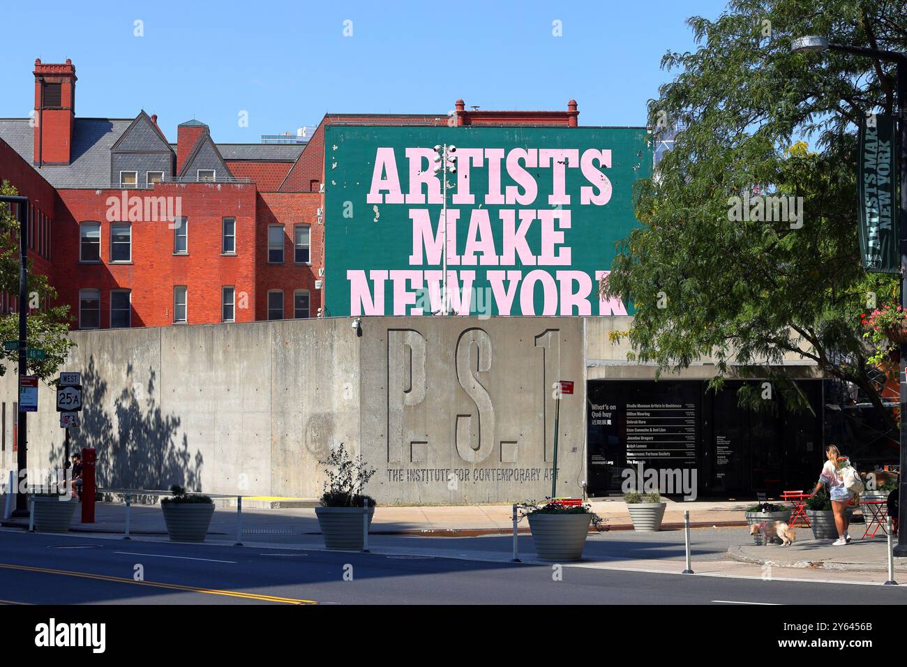 MoMA PS1, 22-25 Jackson Ave, Queens, New York. Foto di fronte al negozio di New York di un museo d'arte contemporanea nel quartiere di Long Island City. Foto Stock