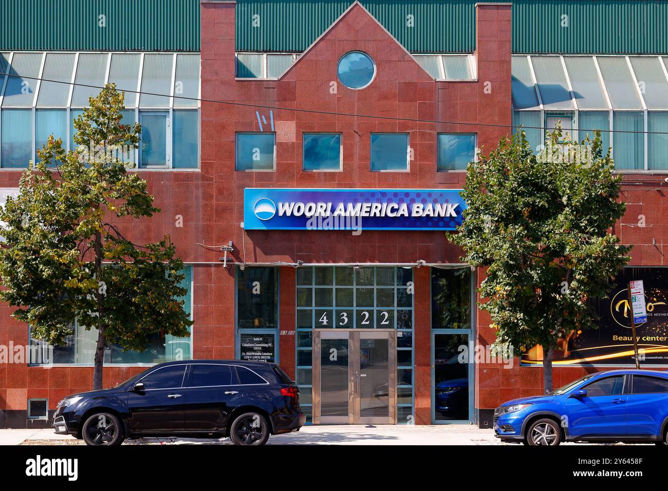 Woori America Bank 우리아메리카은행, 43-22 50th St, Queens. Foto del punto vendita di New York di una banca coreana nel quartiere Sunnyside/Woodside Foto Stock