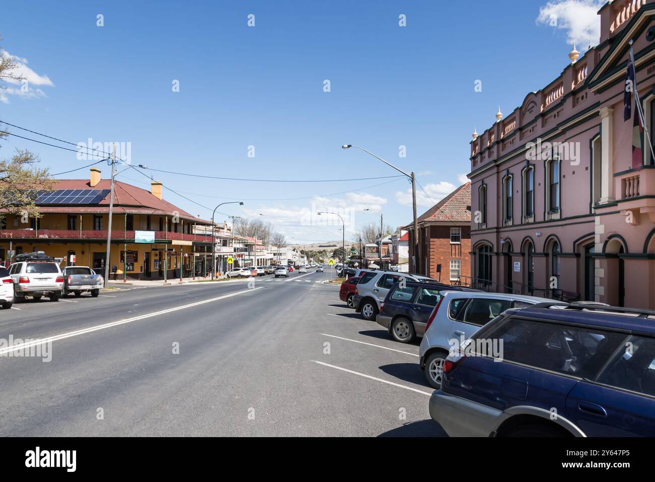 Foto generali della strada principale di Braidwood, Wallace Street, che mostra affascinanti vecchi negozi, pub ed edifici generali. Una storica città mineraria dell'oro. Foto Stock