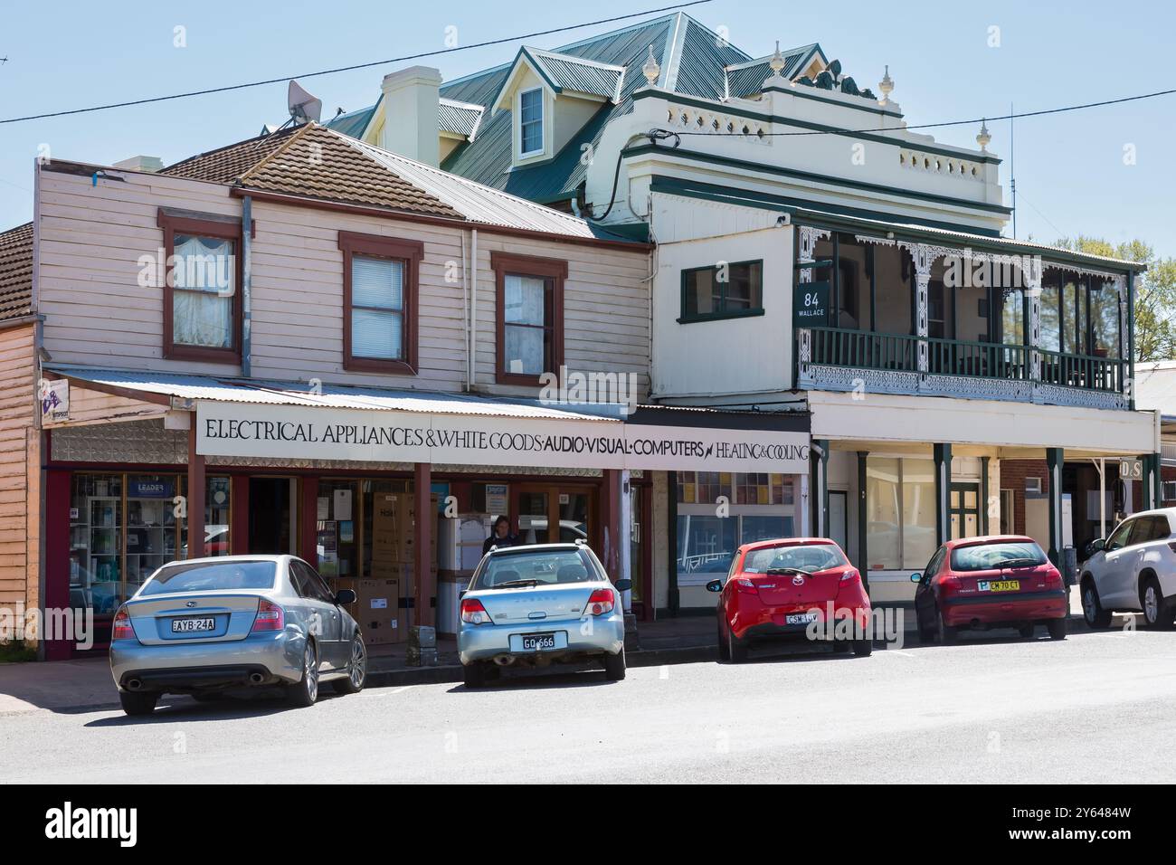 Foto generali della strada principale di Braidwood, Wallace Street, che mostra affascinanti vecchi negozi, pub e edifici generali. Una storica città mineraria dell'oro. Foto Stock