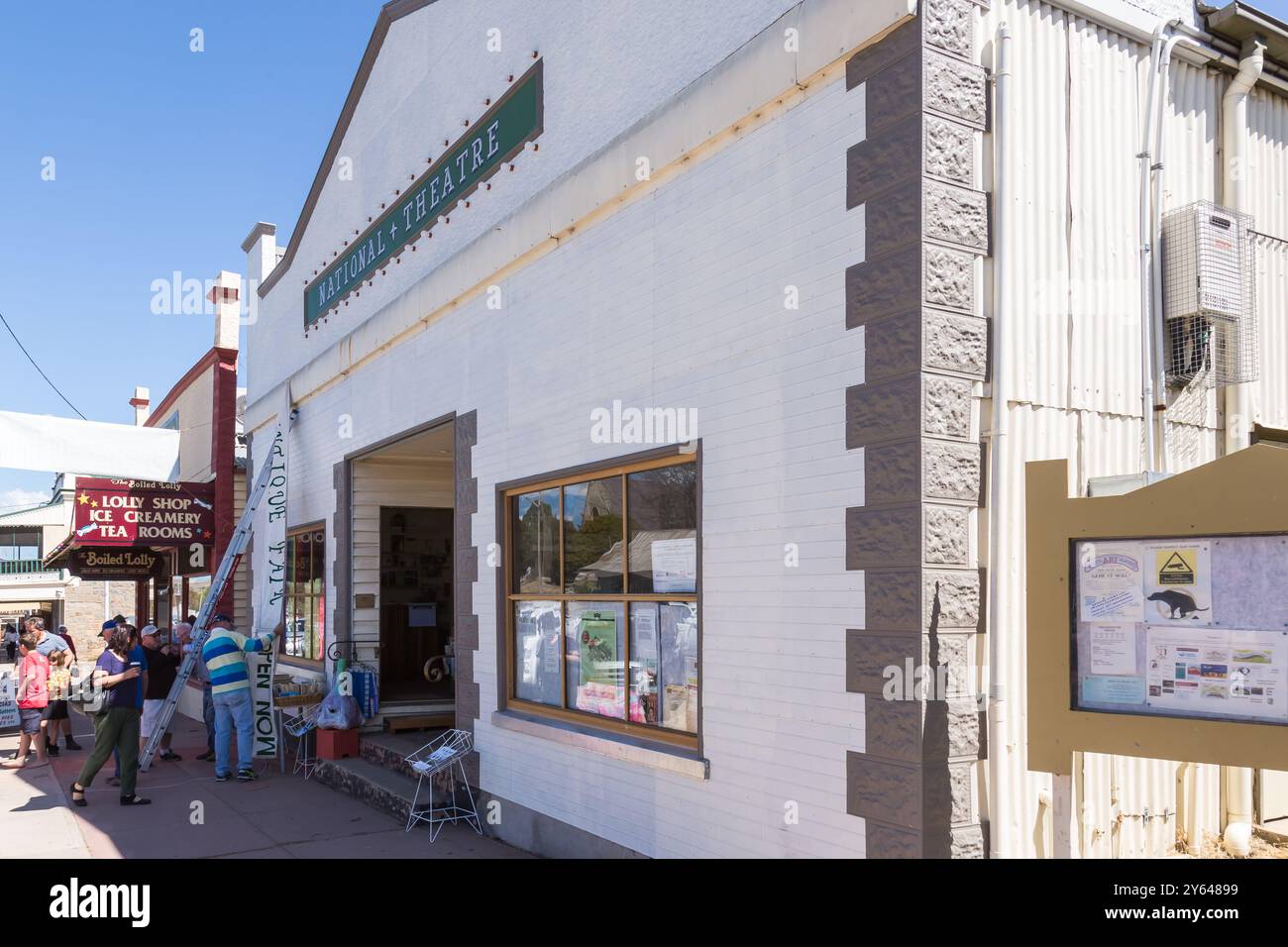 Foto generali della strada principale di Braidwood, Wallace Street, che mostra affascinanti vecchi negozi, pub ed edifici generali. Una storica città mineraria dell'oro. Foto Stock