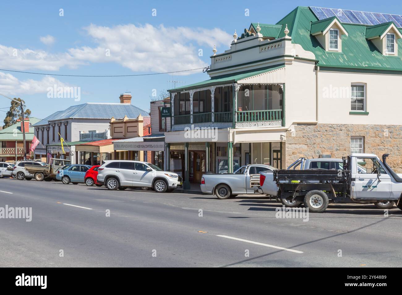 Foto generali della strada principale di Braidwood, Wallace Street, che mostra affascinanti vecchi negozi, pub e edifici generali. Una storica città mineraria dell'oro. Foto Stock