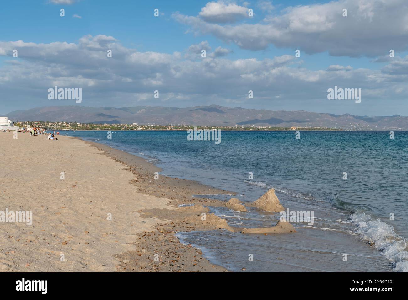 Sculture di sabbia abbandonate e parzialmente distrutte dalle onde sulla lunga spiaggia del Poetto a Cagliari Foto Stock