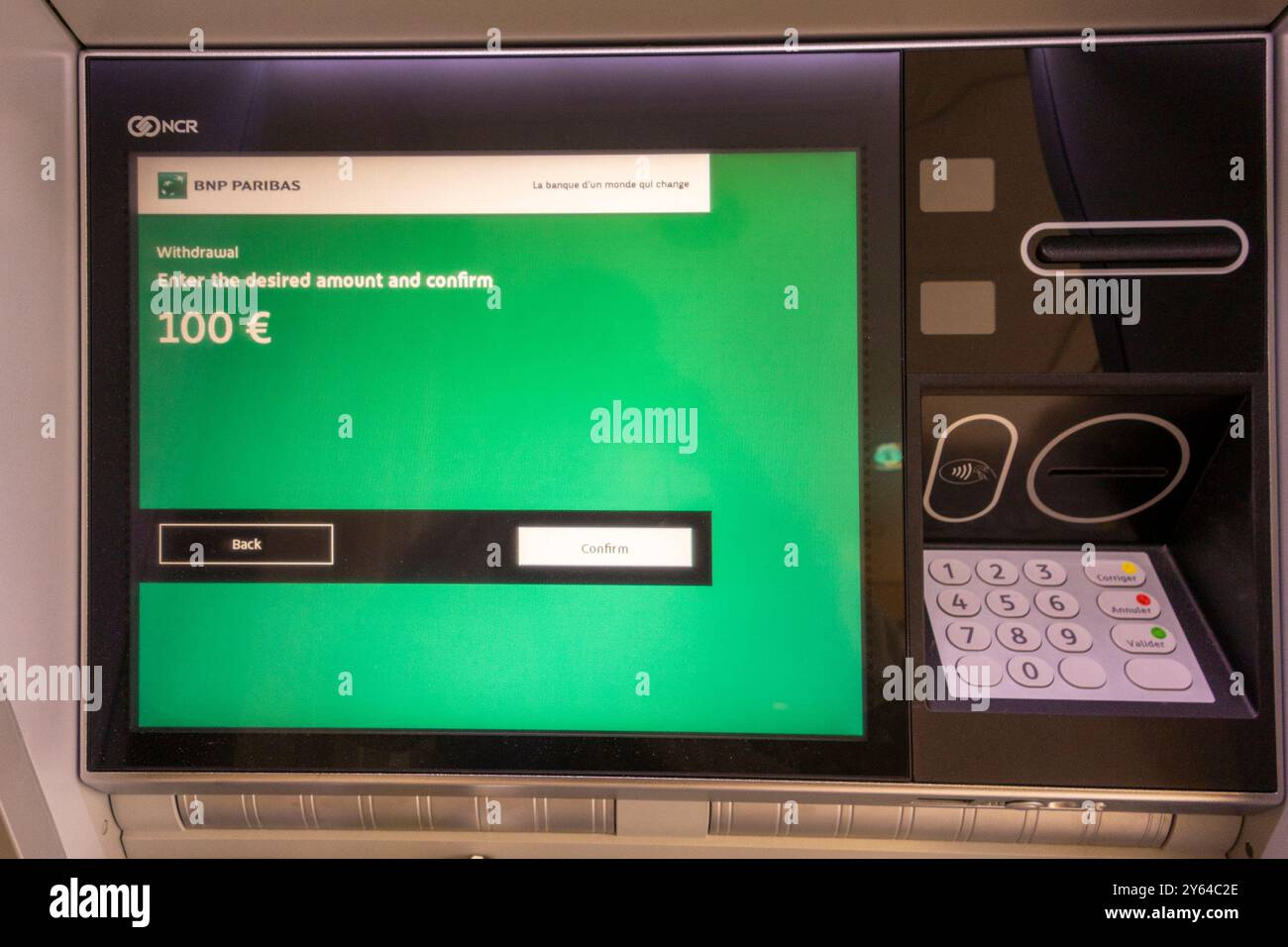 Schermata ATM di BNP Paribas con istruzioni in inglese, Francia Foto Stock