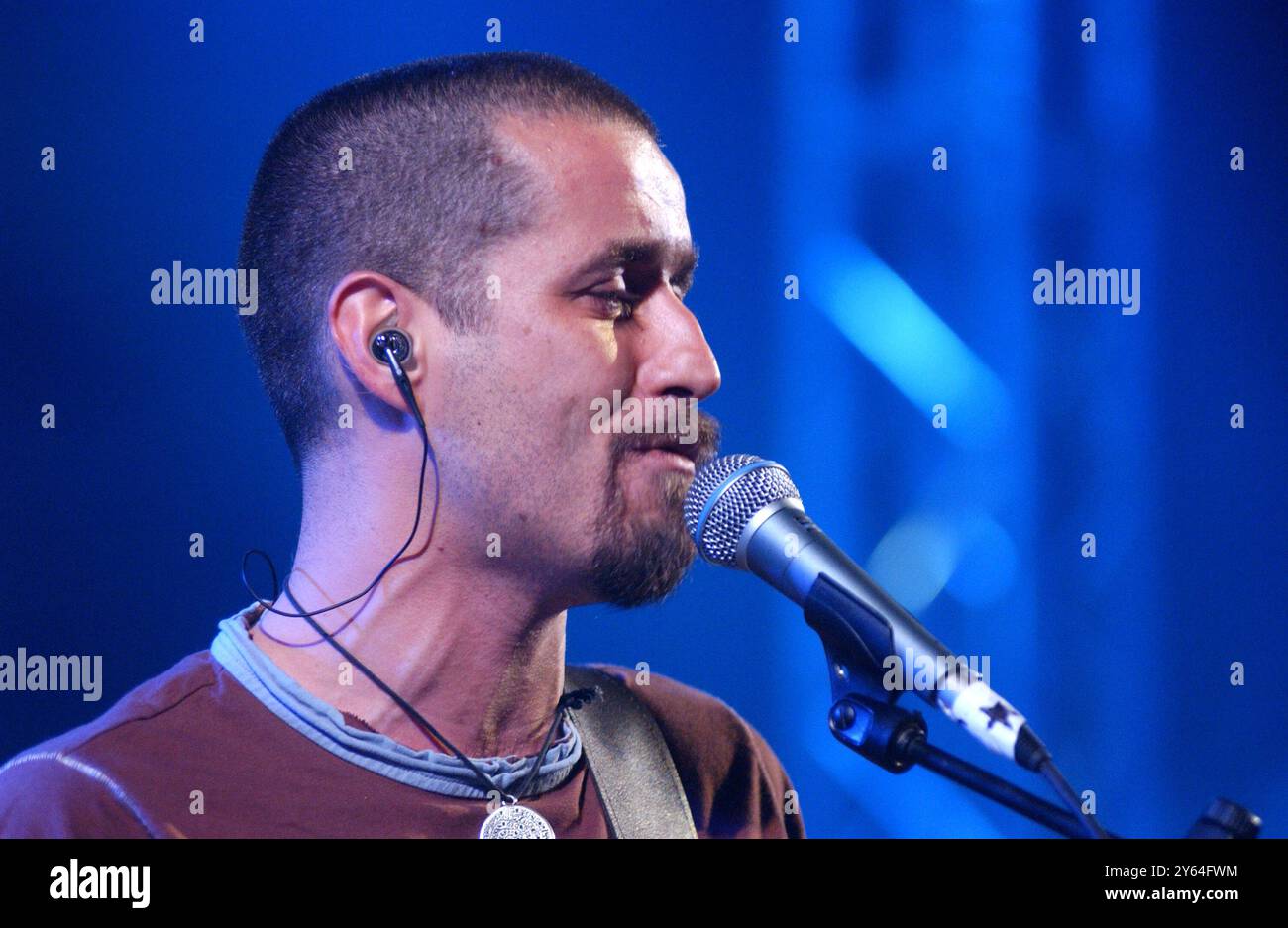 Milano 23052002: Daniele Silvestri, cantante italiano, durante il concerto dal vivo all'Alcatraz Foto Stock