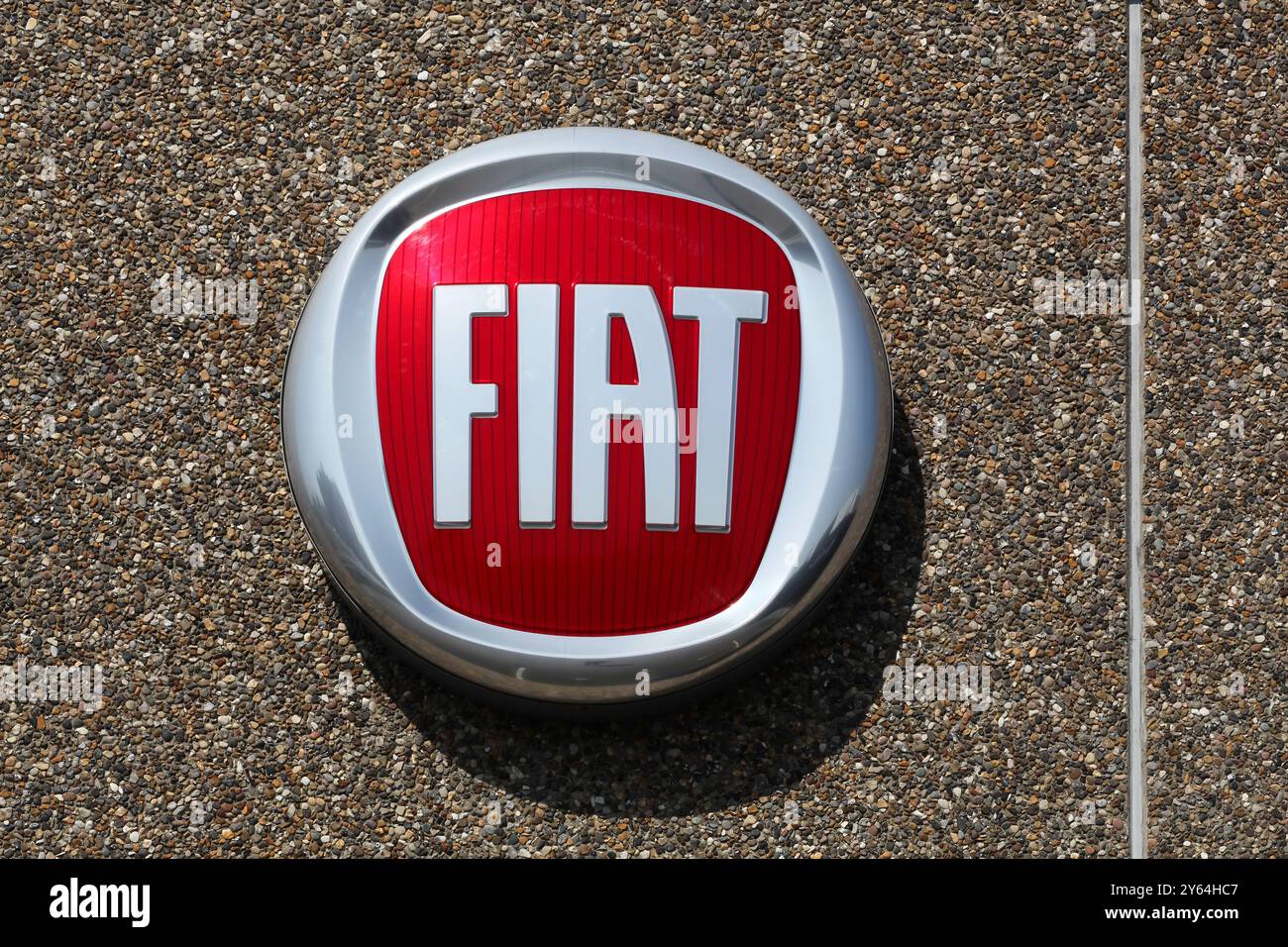 Tilst, Danimarca - 18 aprile 2021: Logo Fiat su una parete. Fiat Chrysler Automobiles è una società italo-americana Foto Stock