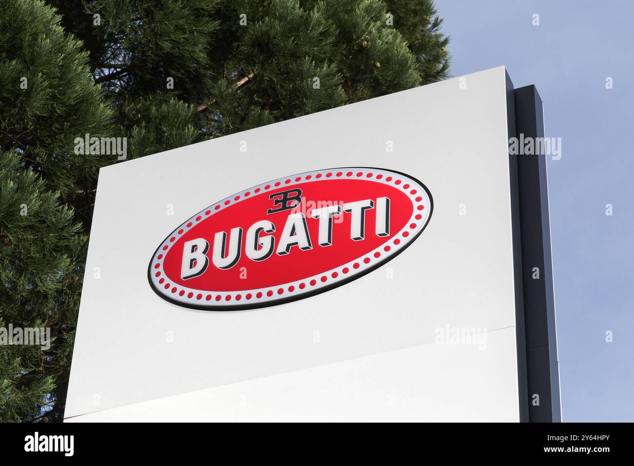 Ginevra, Svizzera - 1 Ottobre 2017: Bugatti logo su un pannello. Automobili Bugatti è una vettura francese produttore di high-performance automobiles Foto Stock
