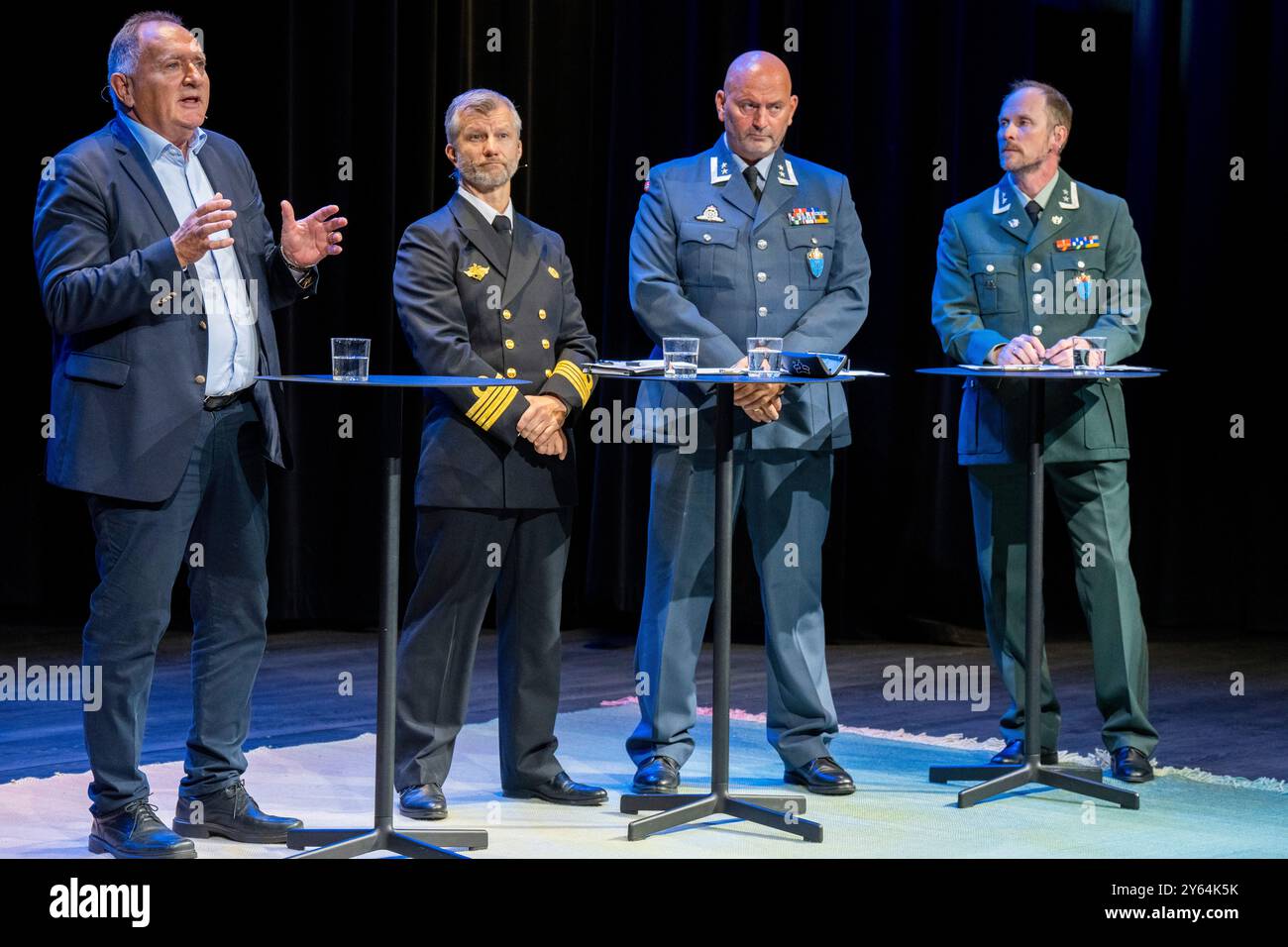 Oslo 20240924. Da sinistra: Capo scienziato Sverre Diesen, comandante capitano Anders T. Lovik, tenente colonnello André Kosiander e tenente colonnello Geir Karlsen in un dibattito durante la presentazione del nuovo rapporto dell'Istituto di ricerca della difesa con le esperienze più importanti e i punti di apprendimento dalla guerra in Ucraina finora. Foto: Heiko Junge / NTB Foto Stock