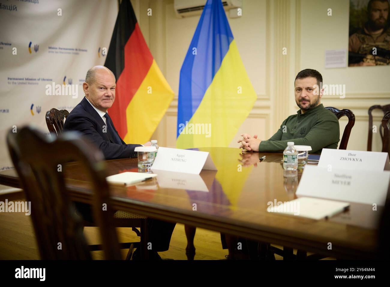 Visita di lavoro del Presidente dell'Ucraina presso il Praesident Wolodymyr Selenskyj am 23.09.2024 bei der uno Vollversammlung a New York. Bilaterales Treffen mit Bundeskanzler Olaf SCHOLZ. Visita di lavoro del Presidente dell'Ucraina negli Stati Uniti foto:Ufficio presidenziale dell'Ucraina via SVEN SIMON Fotoagentur GmbH & Co Pressefoto KG Prinzess-Luise-Str. 41 45479 M u e l h e i m / R u h r Tel. 0208/9413250 Fax. 0208/9413260 GLS Bank BLZ 430 609 67 KTO. 4030 025 100 IBAN DE75 4306 0967 4030 0251 00 BIC GENODEM1GLS www.svensimon.net New York Stati Uniti *** visita di lavoro del Presidente del Regno Unito Foto Stock