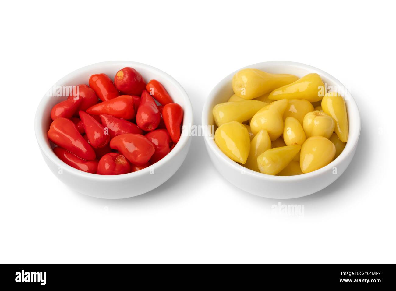 Ciotola con minuscoli peperoni messicani rossi e gialli in salamoia isolata su sfondo bianco da vicino Foto Stock