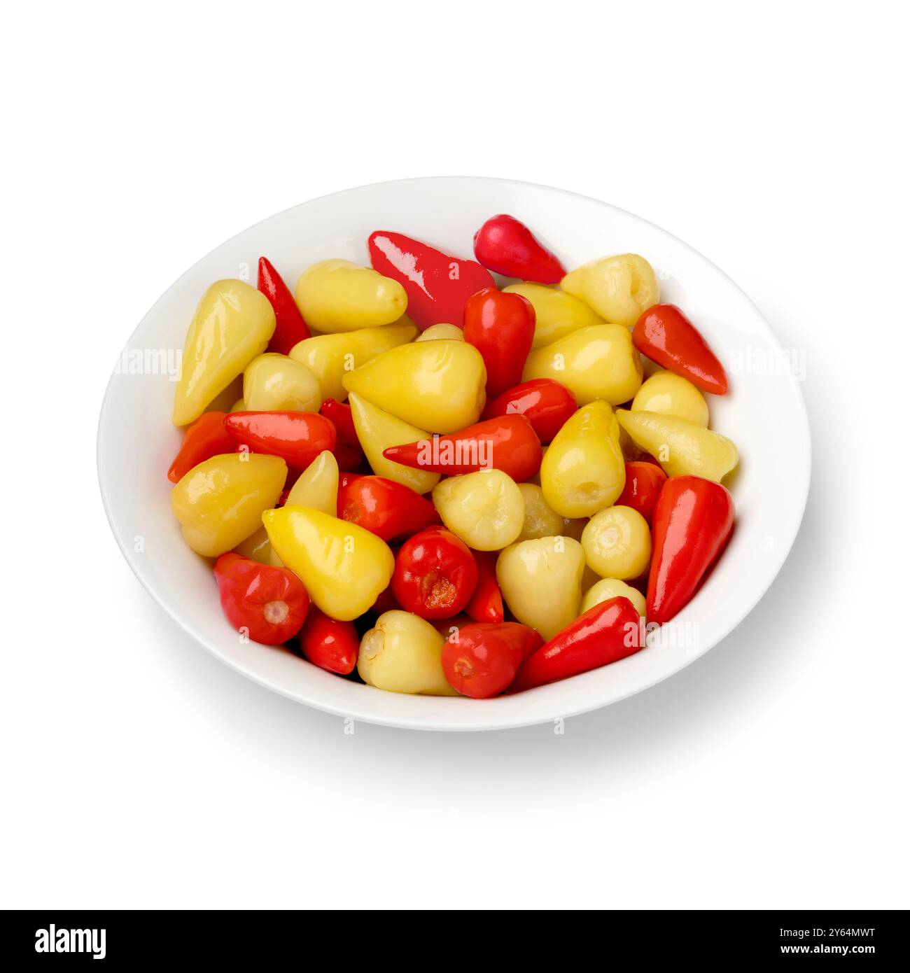 Ciotola con minuscoli peperoni messicani rossi e gialli in salamoia isolata su sfondo bianco da vicino Foto Stock