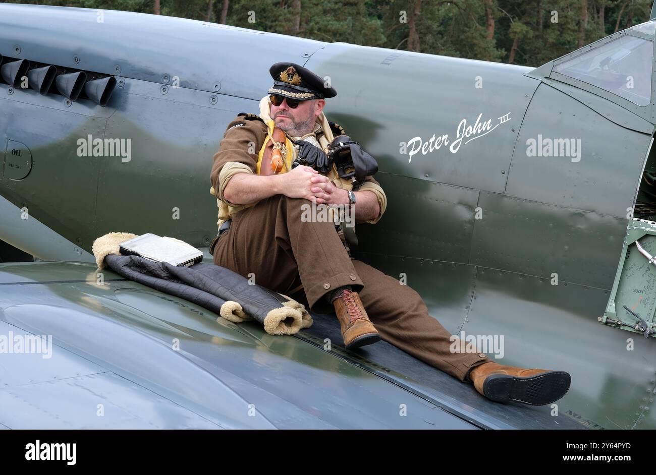 uomo seduto nell'ala spitfire, fine settimana degli anni quaranta, stazione ferroviaria di holt, nord norfolk, inghilterra Foto Stock