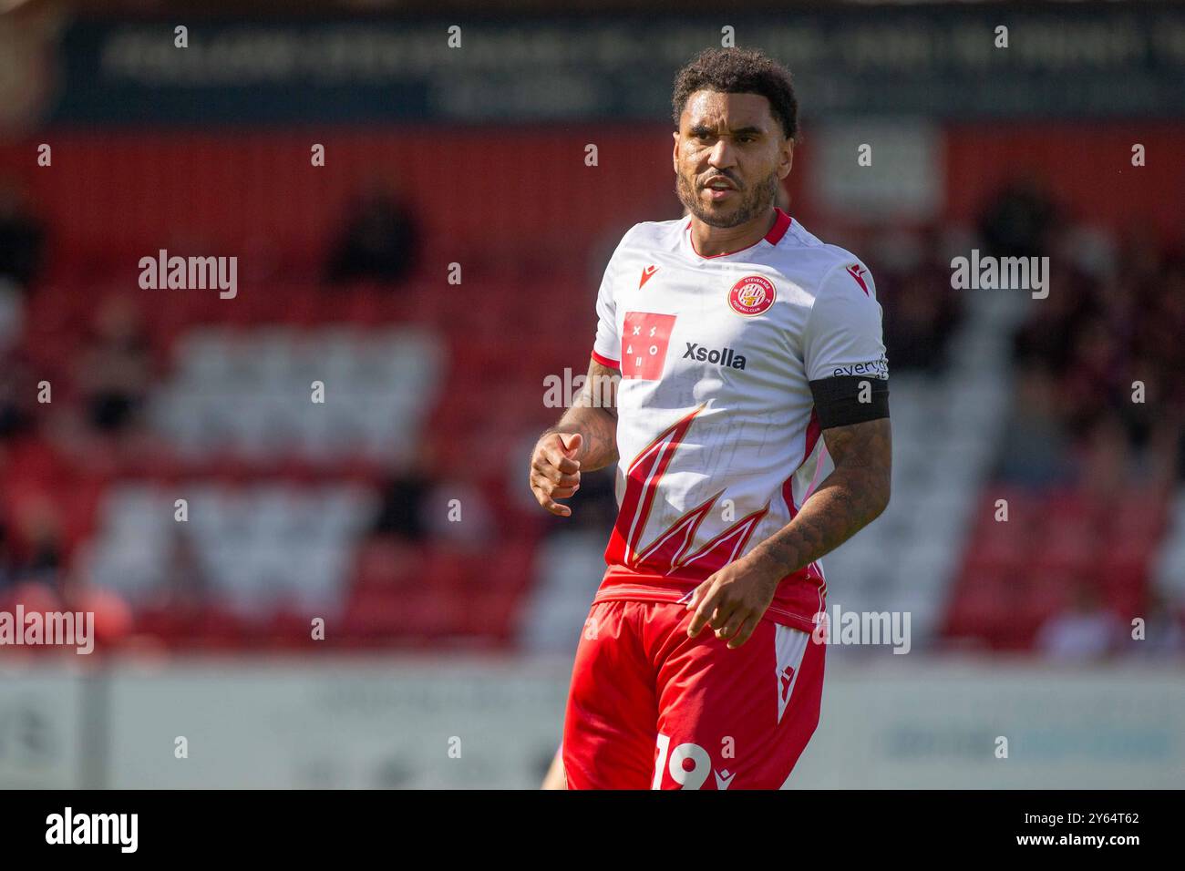 Il calciatore Jamie Reid durante la partita mentre giocava per lo Stevenage Football Club Foto Stock