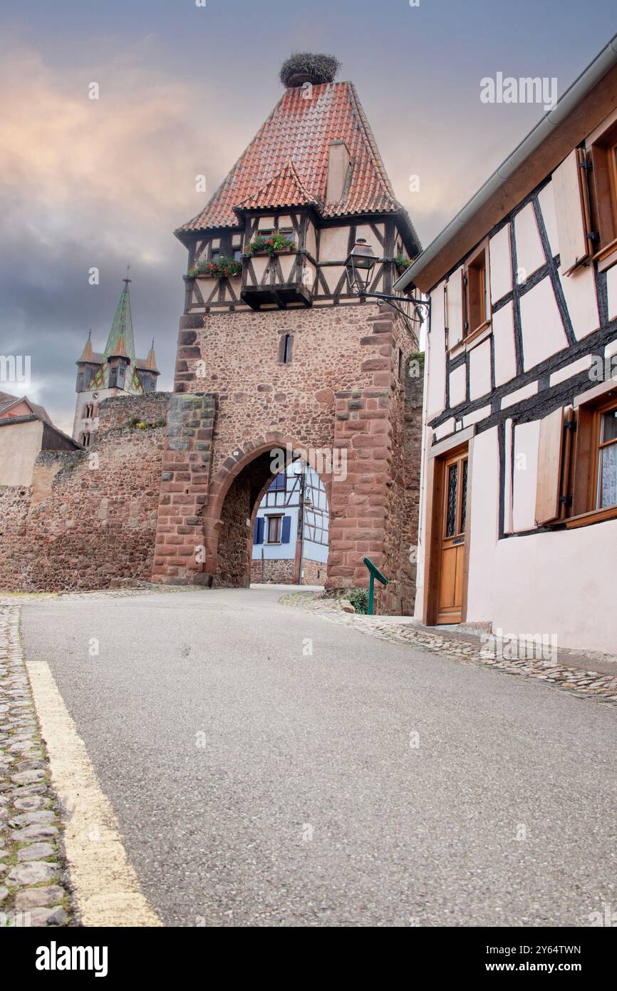 Strada che conduce alla torre delle streghe di Châtenois, costruita nel XV secolo sotto cieli minacciosi Foto Stock