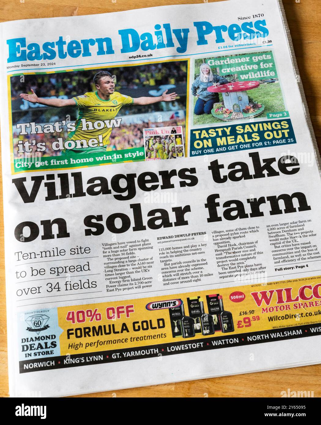 23 settembre 2024. Il titolo dell'Eastern Daily Press è che gli abitanti del villaggio prendono il sole. Si riferisce all'opposizione locale alla proposta di grande sviluppo di energia solare. Foto Stock