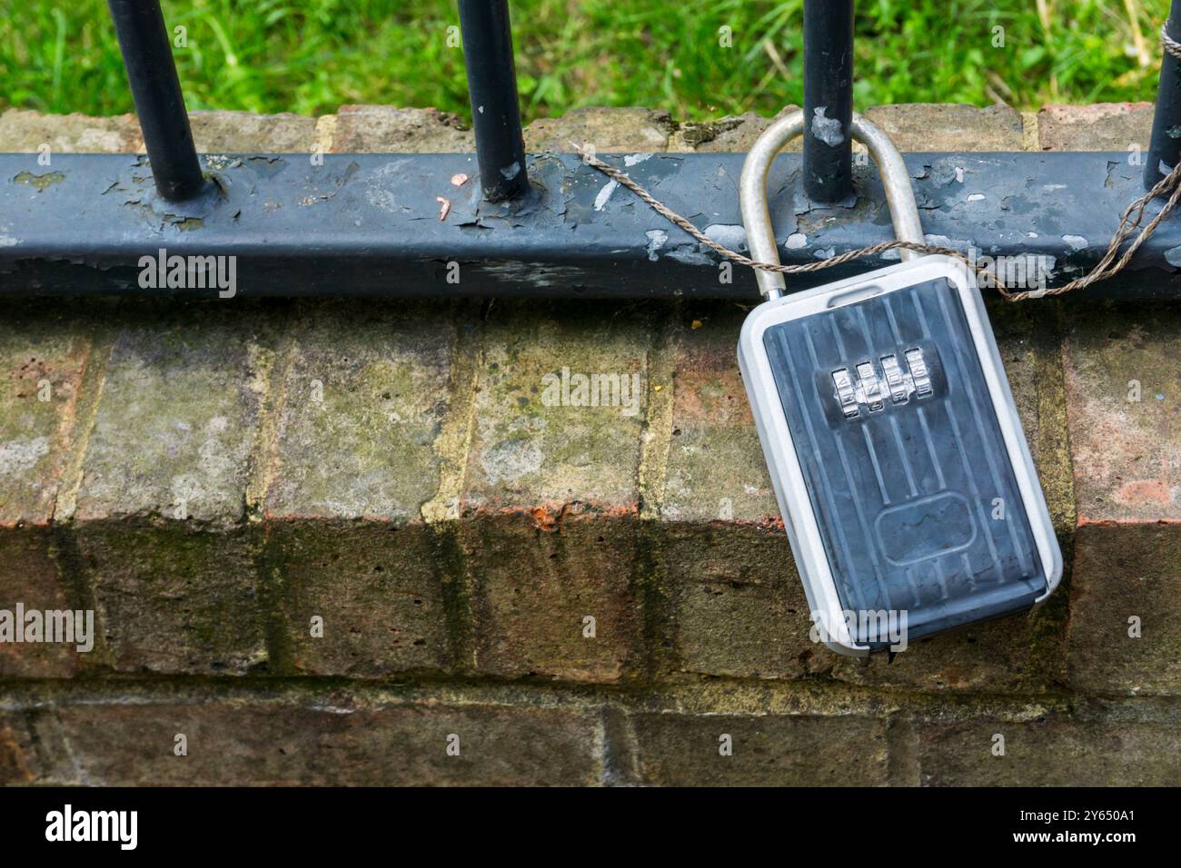Un keysafe attaccato ad alcune ringhiere dà accesso alle vicine sistemazioni in affitto a breve termine nella zona est di Londra. Foto Stock