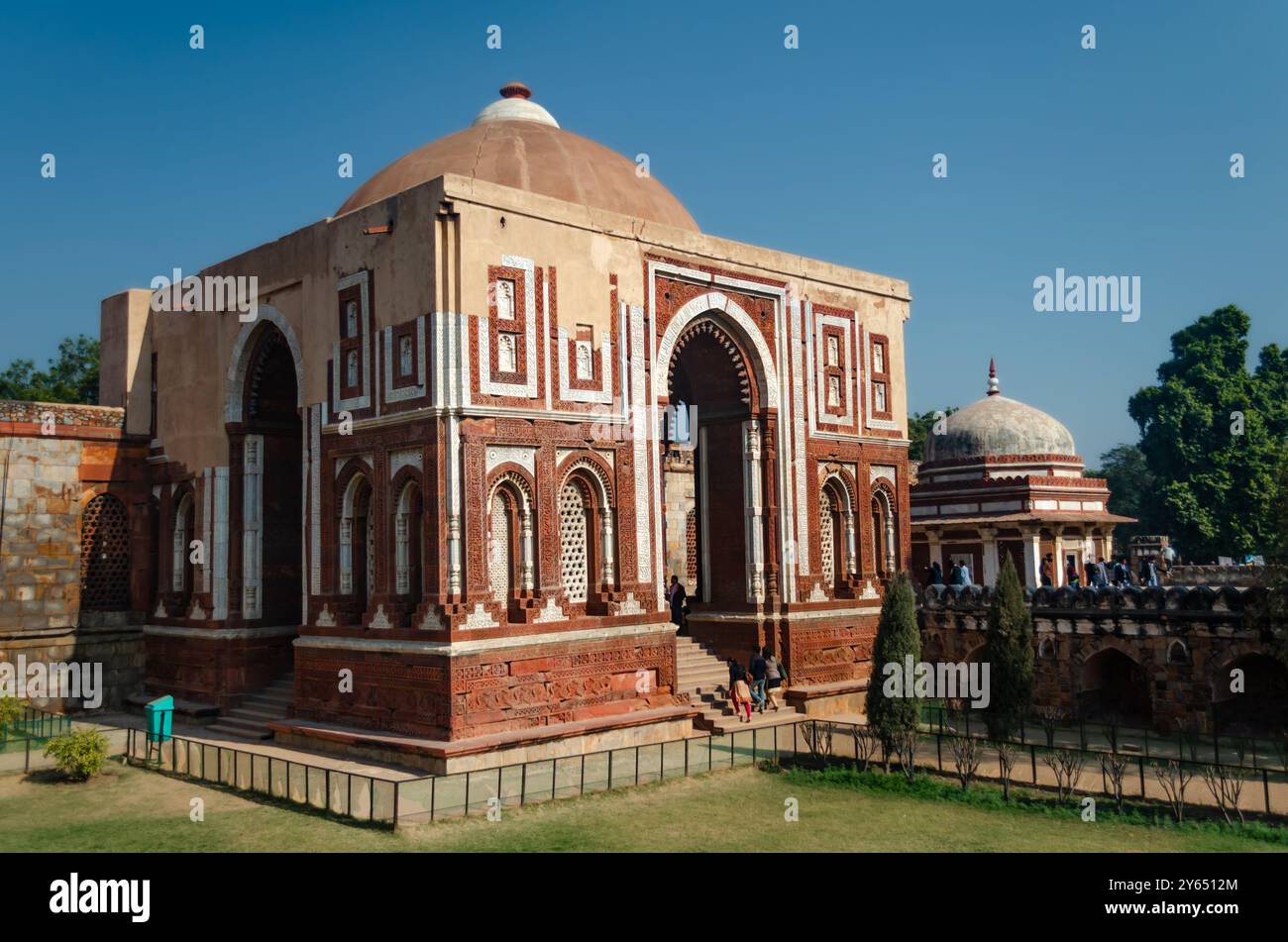 Alai Darwaza presso il complesso minare di Qutab, sito patrimonio dell'umanità dell'UNESCO a nuova Delhi, India Foto Stock