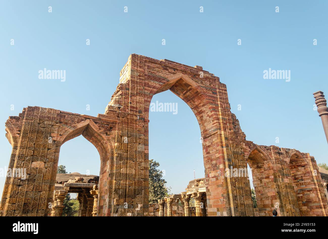 Moschea di Quwwat-ul-Islam nel complesso Minar di Qutab, sito patrimonio dell'umanità dell'UNESCO a nuova Delhi, India Foto Stock