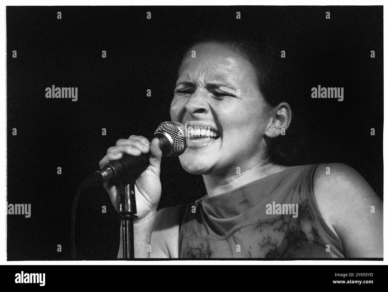 EMILIANA TORRINI, GIOVANE, CONCERTO, 2000: Una rara immagine della giovane Emiliana Torrini che suona un piccolo concerto intimo in una sala del Caerphilly Castle in Galles, Regno Unito, nell'ambito del primo Big Cheese Festival il 28 luglio 2000. Torrini era in tour con il suo album di debutto "Love in the Time of Science". Foto: Rob Watkins. INFO: Emilíana Torrini è una cantautrice islandese nota per la sua voce eterea e il suono eclettico, che fonde influenze folk, pop ed elettroniche. Meglio conosciuta per brani come "Jungle Drum" e il suo lavoro su Lord of the Rings, la sua musica è introspettiva e suggestiva. Foto Stock