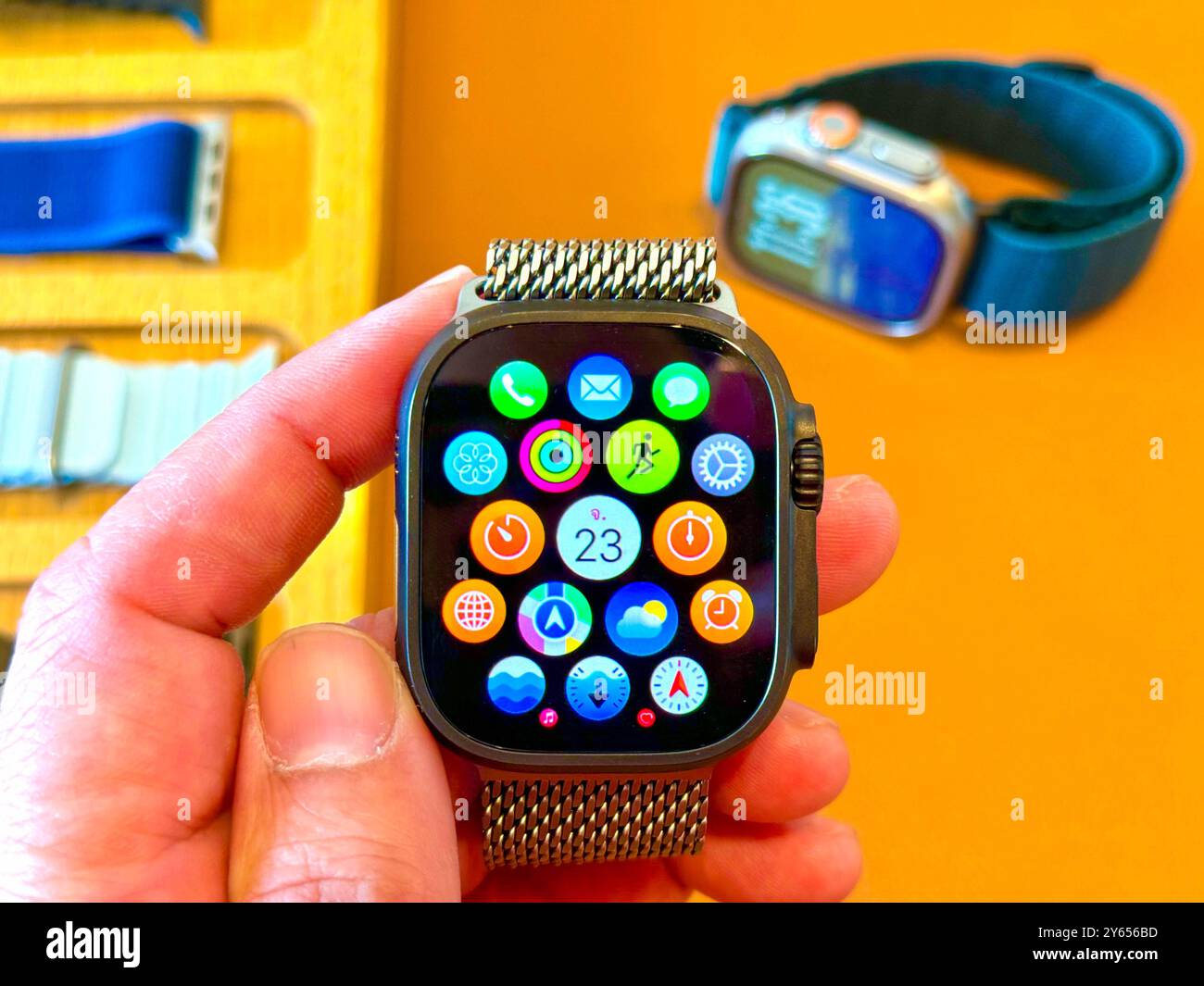 BANGKOK, TAILANDIA - 23 settembre 2024 : Apple Watch Ultra 2 Sport e orologi d'avventura esposti presso il centro commerciale Apple Store ICONSIAM Foto Stock
