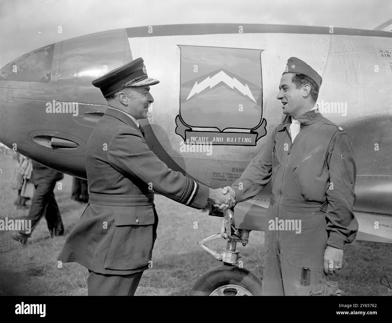 Gli i6 Lockheed F-80a aerei da caccia jet della United States Air Force 56th Fighter Group arrivarono a Odiham, Hampshire, dalla Selfridge Air Force base, Mount Clemens, Michigan. Sono sul primo volo di addestramento oltremare di aerei a reazione USAF e sono in rotta per la Germania . Le Shooting Stars rimarranno in Inghilterra per circa due settimane. Immagini: Il vice Marshall dell'aria Sir James Robb, RAF dell'Air Council, saluta il comandante degli aerei statunitensi, tenente colonnello D C Schilling. 21 luglio 1948 Foto Stock