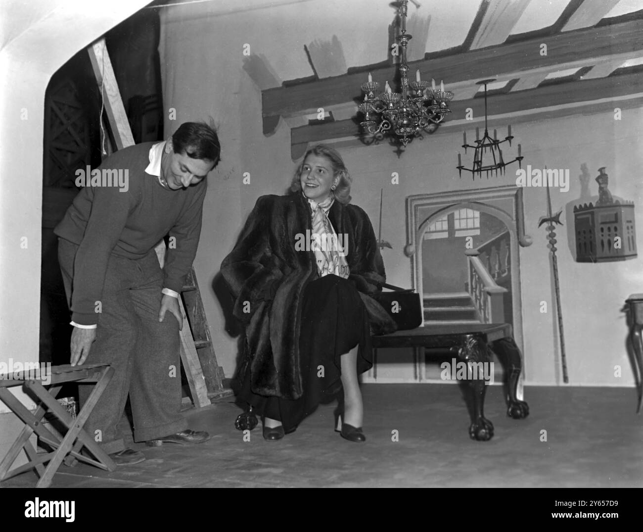 La signorina Sharman Douglas , figlia del signor Lewis Douglas, ambasciatore americano a Londra, ha fatto visita ai Denham Studios, dove è stato girato il film The Chiltern centinaia . La foto la mostra parlare con John Paddy Carstairs , il regista 16 marzo 1949 Foto Stock