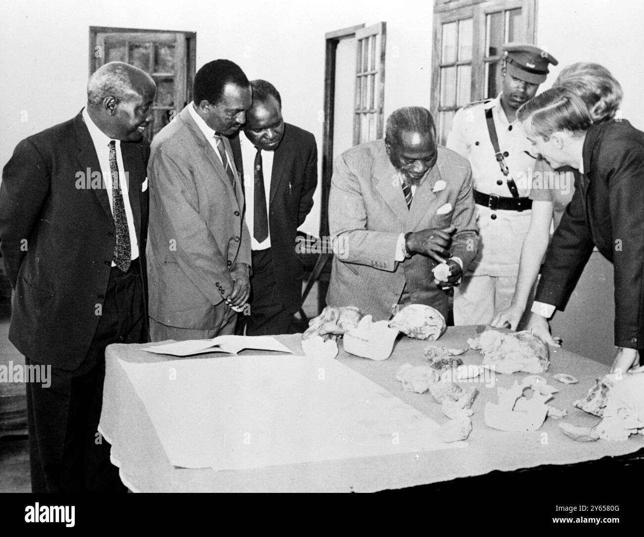 Il Presidente ispeziona le scoperte priomitive. Nairobi , Kenya ; il presidente keniota Jomo Kenyatta ( barbuto ) nella foto mentre ispezionava il cranio di un uomo primitivo quando visitava il Kenya State Museum di Nairobi ( 28 settembre ) scoprì con il cranio i resti di impelments di pietra fatti da uomo primitivo , che si pensa siano stati realizzati più di due milioni di anni fa . Sulla destra si trova il direttore amministrativo del museo, Richard Leakey . 28 settembre 1969 Foto Stock