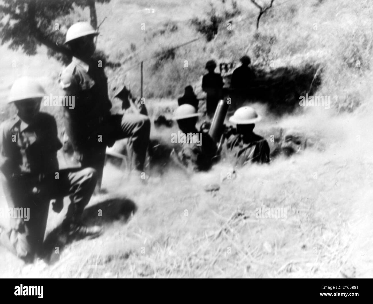 In prima linea . Nuova Delhi , immagine ufficiale emessa dal governo indiano di cui si legge la didascalia , mortai indiani che battono posizioni pakistane per mettere a tacere i loro cannoni durante le operazioni nel bulge Uri-Poonch . 18 settembre 1965 Foto Stock