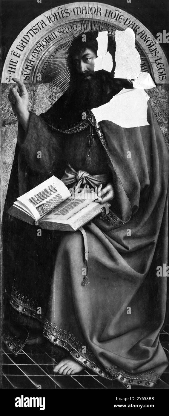 Bottino di guerra nazista nelle miniere di sale di Altaussee , Austria . Uno dei pannelli danneggiati della pala d'altare di Gand , dipinto da Jan van Eyck , che sono stati recuperati dalla miniera . 1945 Foto Stock