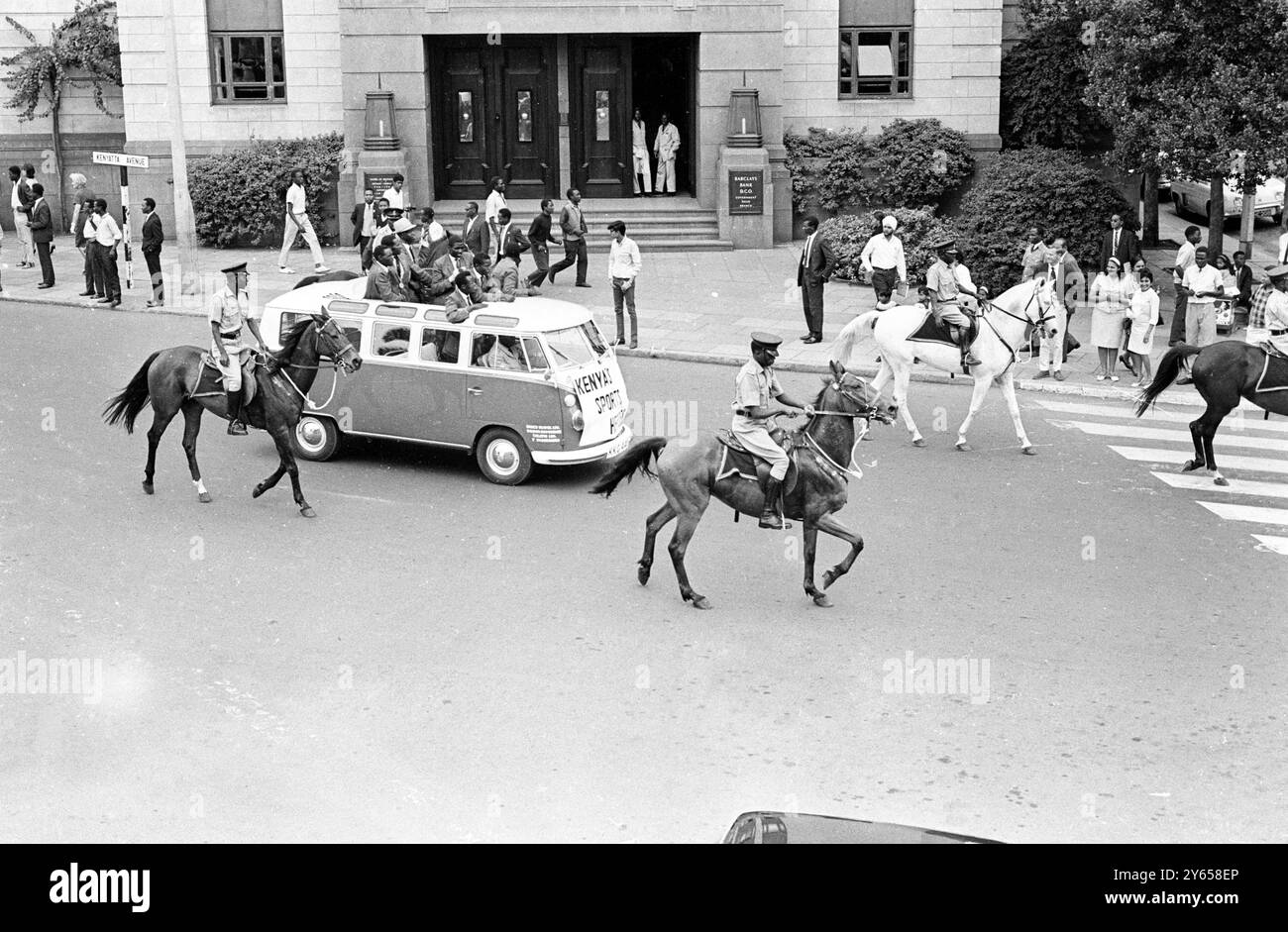 Poliziotti del Kenya a cavallo scortano la squadra di atletica leggera del Kenya per le strade di Nairobi , 22 agosto 1966, al ritorno della squadra in Kenya dopo i successi ottenuti nei Giochi dell'Impero britannico e del Commonwealth a Kingston , Giamaica . Ai Giochi , i keniani vinsero quattro medaglie d'oro , una d'argento e tre di bronzo . Wonder runner, Kipchoke Keino ha vinto i titoli d'oro sia per il miglio che per gli eventi di tre miglia - - 24 agosto 1966 Foto Stock