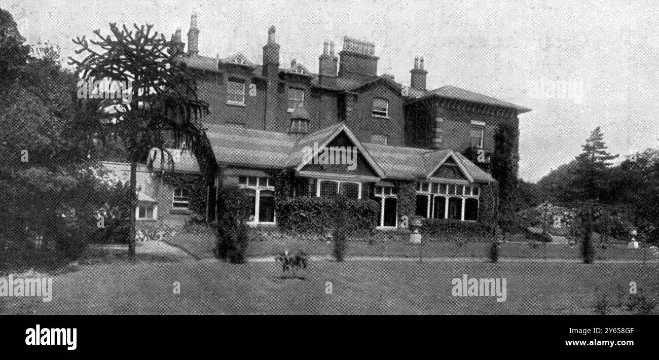 Riconoscendo il valore di un trattamento speciale per lo shock da conchiglia, il Sig. John Leigh, del Beech Lawn Altrincham, ha generosamente offerto al governo una magnifica villa, a Brooklands, vicino a Manchester, che sorge su un proprio giardino appartato e ospita un merluzzo. Il signor John Leigh non solo fornisce l' ospedale , ma si è impegnato a sostenere le spese per dotarlo di personale medico e infermieristico speciale , nonché per l' intera manutenzione di ogni reparto per un periodo di cinque anni - un dono davvero magnifico . Il sig. Leigh e membro della grande impresa di cotone della John Leigh Ltd, di Oldham. Foto Stock
