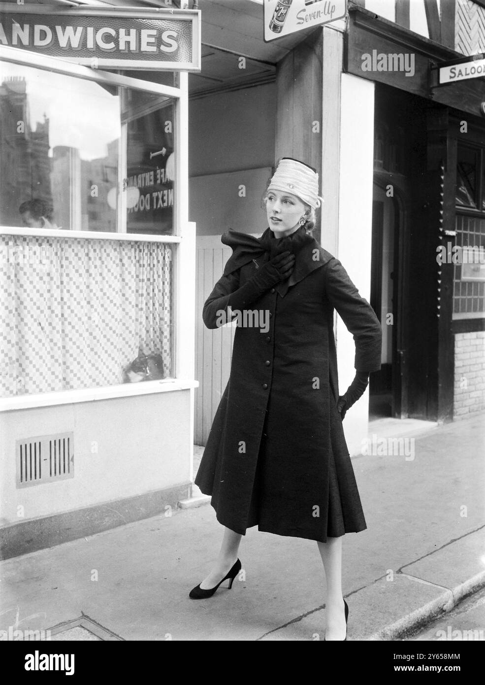 Christian Dior London ha mostrato la sua collezione invernale di metà stagione al suo Maddox Street Salon . Tenbreuse , abito in seta e lana con Kaftencoat nella linea A. 22 settembre 1955 Foto Stock