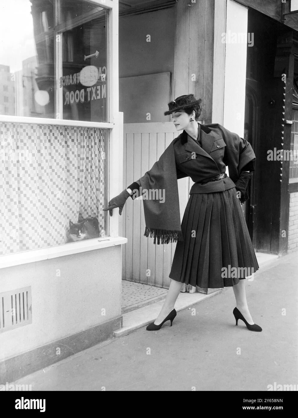 Christian Dior London ha mostrato la sua collezione invernale di metà stagione al suo Maddox Street Salon . Va et Vient , una creazione in lana Shetland fatta a mano con gonna a pieghe . 22 settembre 1955 Foto Stock