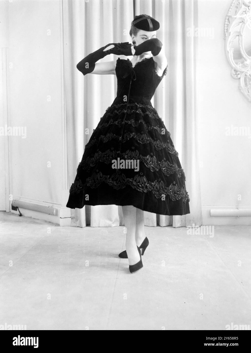 Christian Dior London ha presentato a Londra la sua collezione Winter Mid Season . Si chiama Bistro e' in velluto nero con occhielli ricamati in pizzo. 22 settembre 1955 Foto Stock