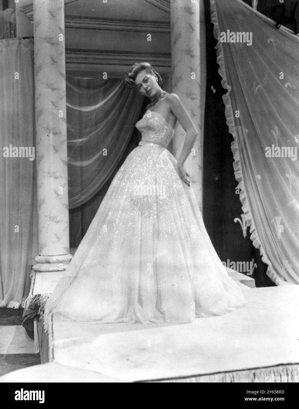 Prove a Palazzo Alexandra per lo spettacolo televisivo di moda Christian Dior , la modella parigina , Angelina , indossa America , e abito da sera in tulle rosa pallido , ricamato con paillettes d'argento . 2 ottobre 1950 Foto Stock