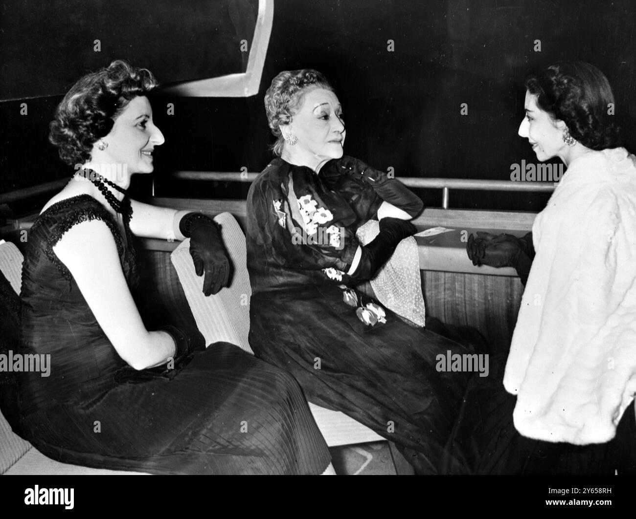 In una scatola durante l'intervallo presso la sala del Festival , durante un programma tenuto in memoria di Serge Diaghilev , Doris Barry , famosa ballerina Tamara Karsavina , ora 70 e Alicia Markova 20 agosto 1954 Foto Stock