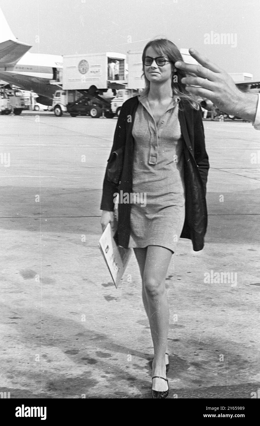 La ragazza con i capelli lunghi alla spalla, raffigurata all'aeroporto di Londra, è una delle migliori modelle inglesi, Jean Shrimpton, che arriva da New York, USA. 21 luglio 1967 Foto Stock