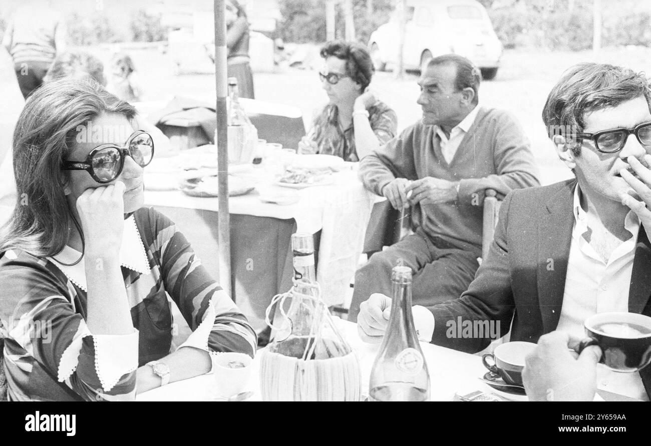 Omar Sharif è stato visto rilassarsi in un ristorante romano. Il suo compagno è l'attrice francese Anouk Aimee . Entrambi stanno lavorando nel film l'appuntamento in cui Anouk interpreta una modella e Omar un avvocato italiano 7 maggio 1968 Foto Stock