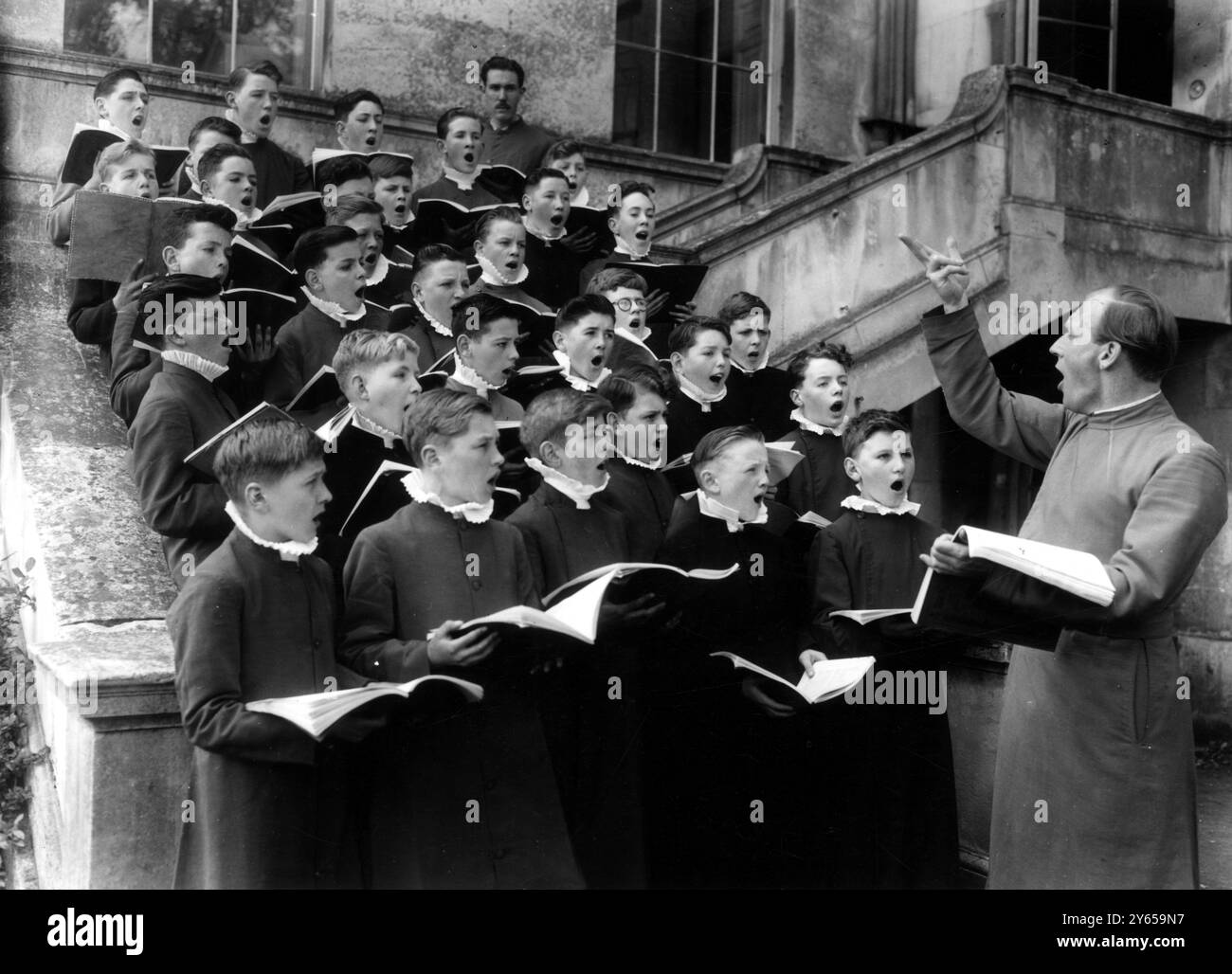 Le voci di trentadue ragazzi suonano sotto la direzione del signor Edred Wright . I Choirboys stavano provando ad Addington Palace , vicino a Croydon , Surrey , Inghilterra , per l' incoronazione quando canteranno nell' Abbazia di Westminster . Il signor Wright è a capo del contingente . Addington Palace è una ex casa degli arcivescovi di Canterbury . 14 maggio 1953 Foto Stock