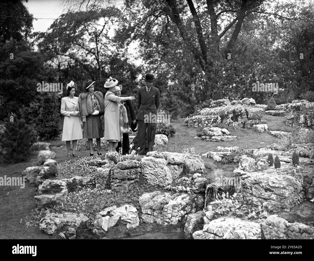 I membri della famiglia reale hanno avuto un' anteprima questo pomeriggio del Chelsea Flower Show , che aprirà domani dopo un periodo di otto anni nel parco del Royal Hospital , Chelsea . Nonostante le difficoltà del dopoguerra e le condizioni meteorologiche avverse , lo spettacolo si avvicina agli standard pre-bellici . Giardini formali e rocciosi, con tendoni ammassati di tulipani, piselli dolci e piante da hothouse, rendono lo spettacolo un tripudio di colore. Una caratteristica che cattura l'attenzione dell'austerità Briton del 1947 e' un delizioso piccolo giardino disegnato intorno ad un prefabbricato dai membri del WVS. Visto qui il re, la regina e le principesse A. Foto Stock
