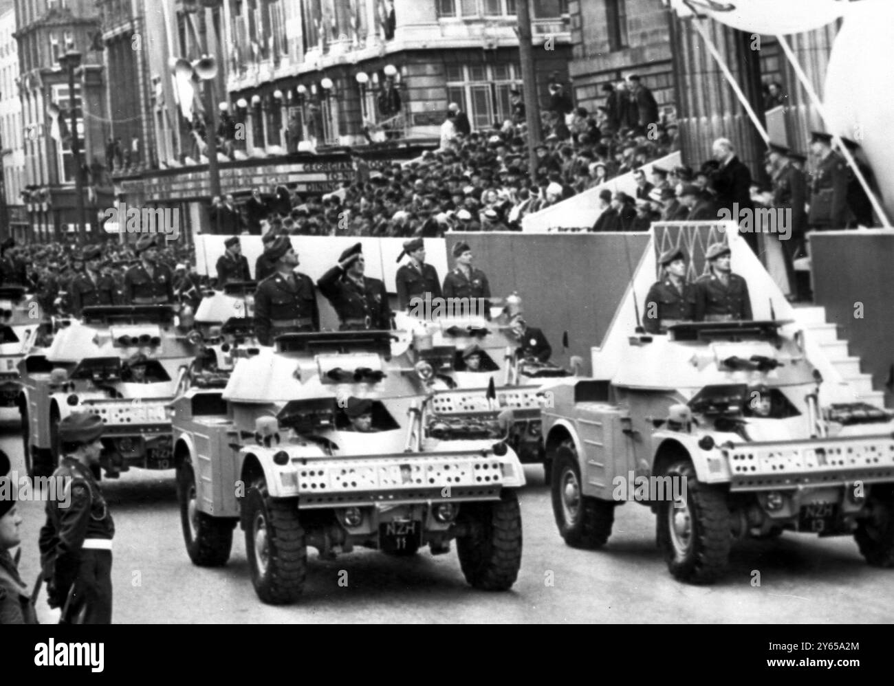 Le auto blindate passano davanti allo stand di revisione all'esterno dell'edificio dell'ufficio postale generale, luogo di nascita della Repubblica. Quando le emozioni caricarono gli irlandesi iniziarono un Giubileo di due settimane per commemorare la rivolta di Pasqua del 1916 . Sul banco di revisione si trovavano i veterani della guerra d'indipendenza . Erano guidati dal Presidente Eamon de Valera , capo di Stato di 83 anni ed unico comandante sopravvissuto della ribellione pasquale di sette giorni che scosse l' Impero britannico e che destreggiò la nazione irlandese . 10 aprile 1966 Foto Stock