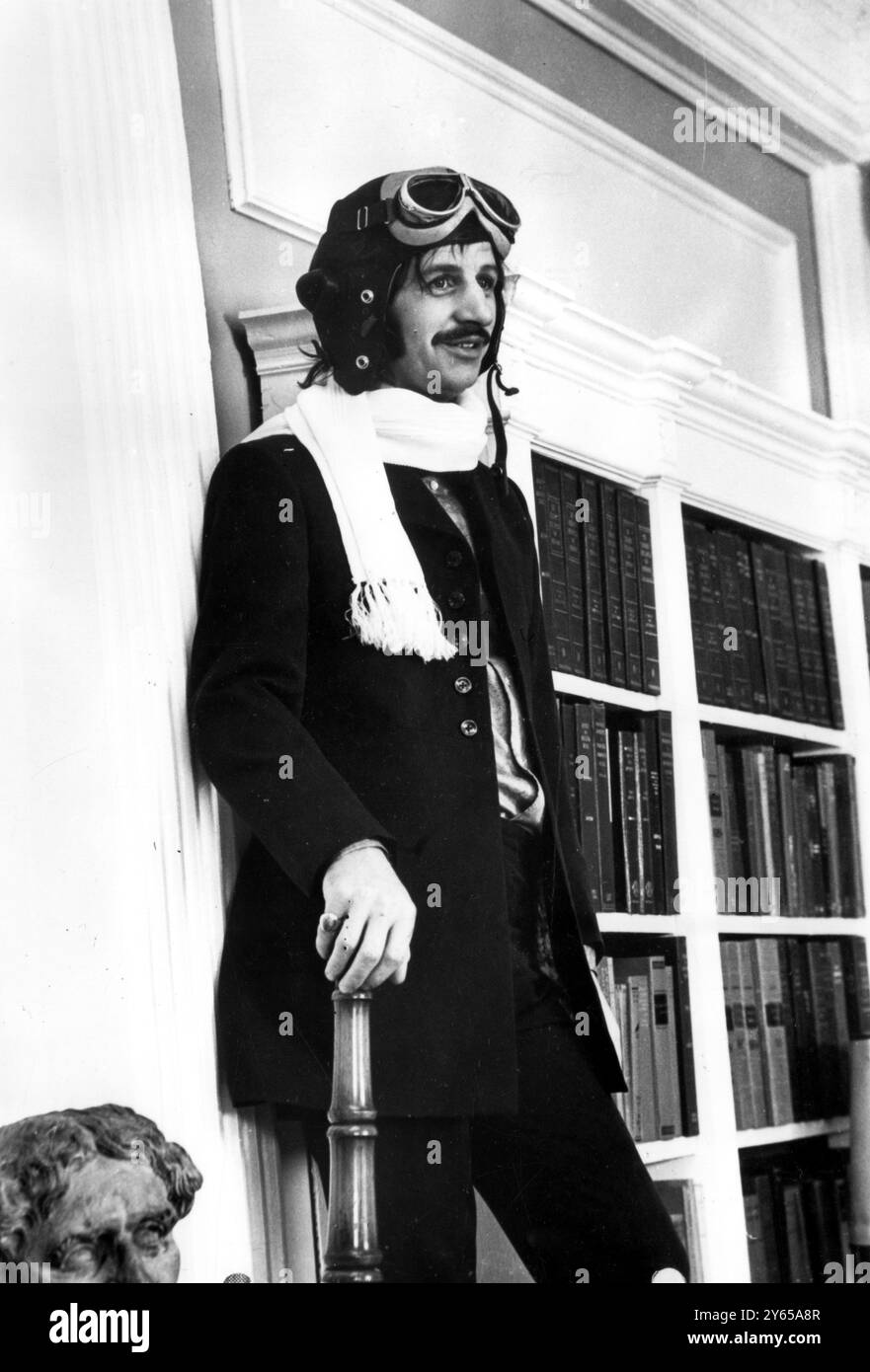 Londra ; un tempo chiamato Beatle 'silenzioso' , Ringo Starr è destinato ad essere ascoltato e visto sullo schermo per alcuni anni a venire . Ringo ha le caratteristiche di un grande Starr ( o dovrebbe essere star ? ) secondo la gente della pubblicità . Sembra certamente che si stia divertendo nel suo ultimo ruolo nel film "il cristiano magico" girato a Twickenham con il co-protagonista Peter Sellers. Ringo è stato visto in qualche strano abito per le scene della commedia folle . Sì, la gente del film farà davvero un salto di qualità a Ringo. 4 aprile 1969 Foto Stock