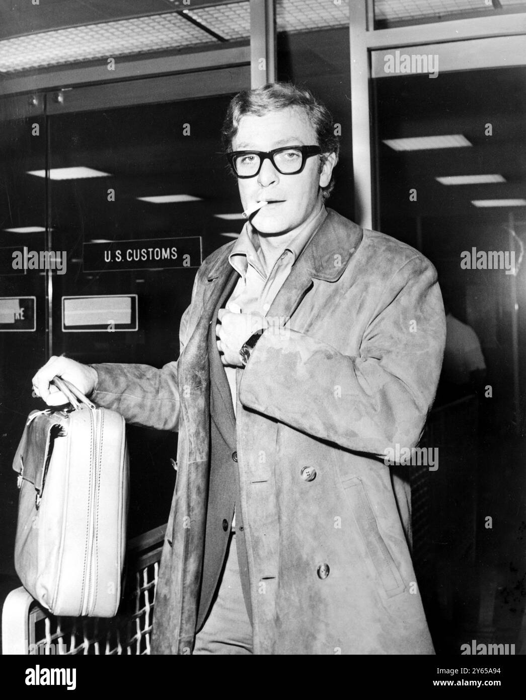 Michael Caine , che interpreta il ruolo principale di ' Alfie' della Paramount Pictures , viene mostrato all'arrivo all'aeroporto Kennedy di New York da Londra per ricevere il premio ' Star of the Future' dalla National Association of Theatre Owners . 11 ottobre 1966 Foto Stock