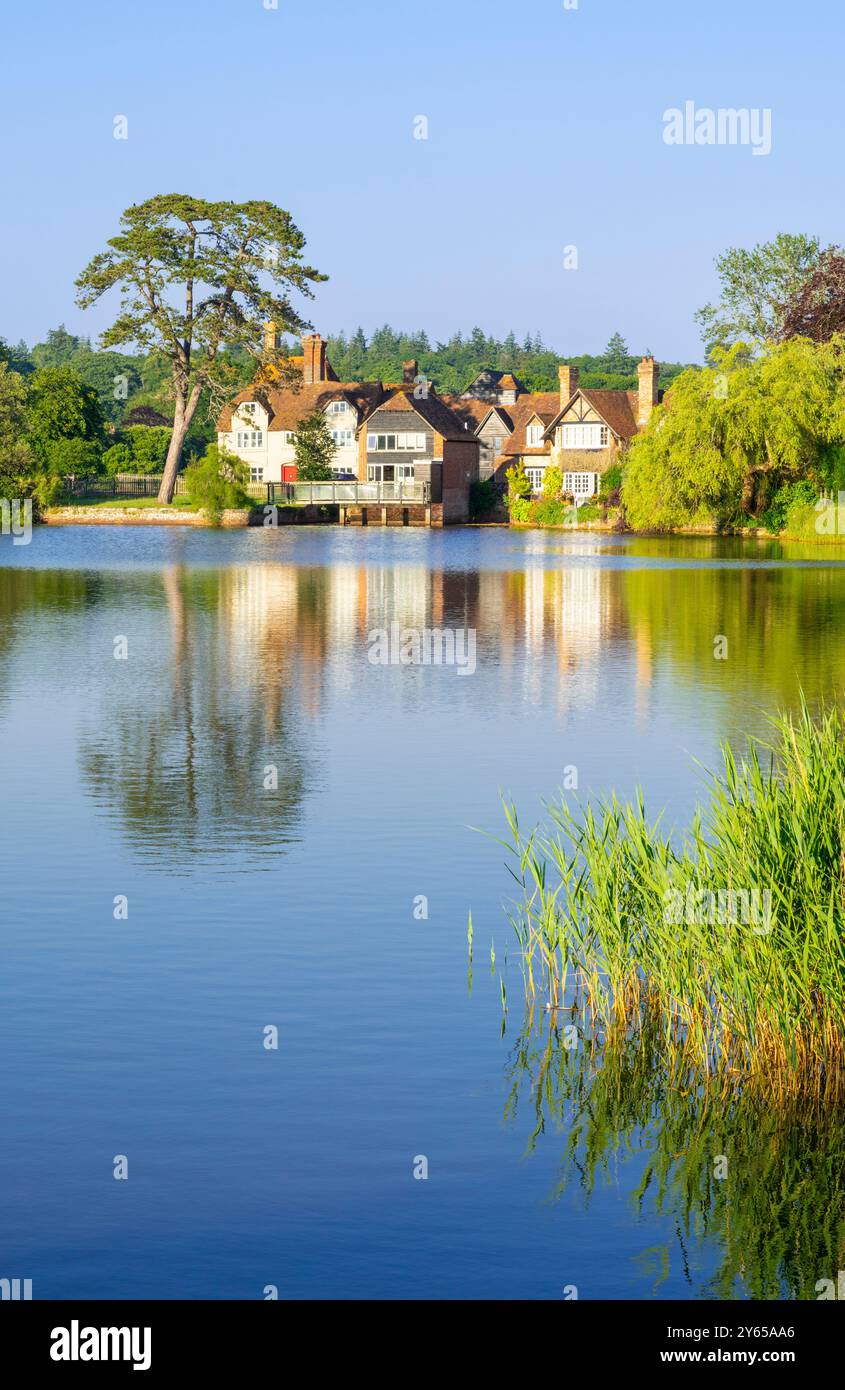Beaulieu uk House and Lake at the Mill Dam in Beaulieu Village nel New Forest National Park Hampshire Inghilterra Regno Unito Europa Foto Stock Beaulieu uk House and Lake at the Mill Dam in Beaulieu Village nel New Forest National Park Hampshire Inghilterra Regno Unito Europa Foto Stock