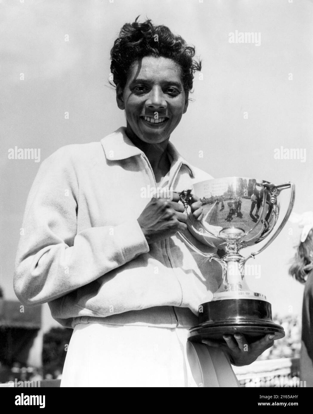 Althea Gibson , la tennista americana nera , è qui raffigurata con il suo trofeo dopo aver battuto la compatriota Darlene Hard , 6 - 3 3 - 6 6 - 4 , nella finale del Kent All- Comers Championship a Beckenham . 15 giugno 1957 Foto Stock