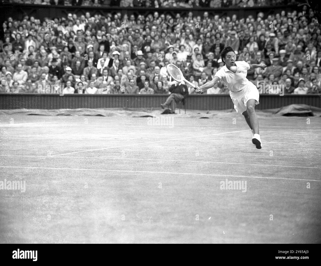 La tennista nera americana di Harlem e Alabama , Miss Althea Gibson , in gioco contro la connazionale Miss Shirley Fry , nei quarti di finale del torneo di tennis di Wimbledon a Londra . 3 luglio 1956 Foto Stock