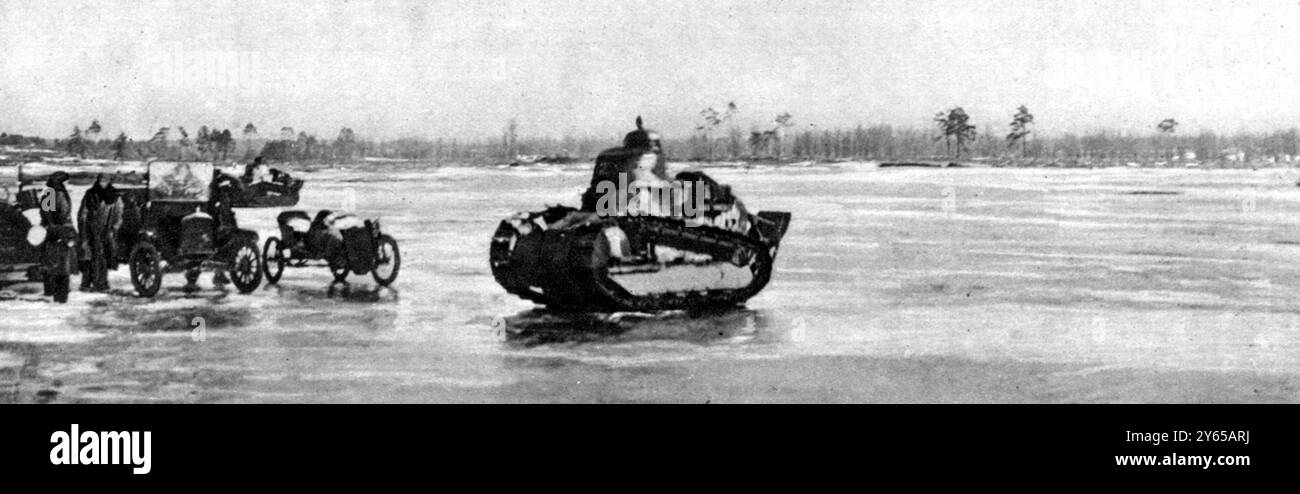 Guerra russa polacca 1920 la quota di carri armati nella grande vittoria polacca contro gli invasori bolscevichi: Un carro armato leggero e mobile di tipo whippet pronto ad entrare in azione e un gruppo di auto militari. Foto Stock